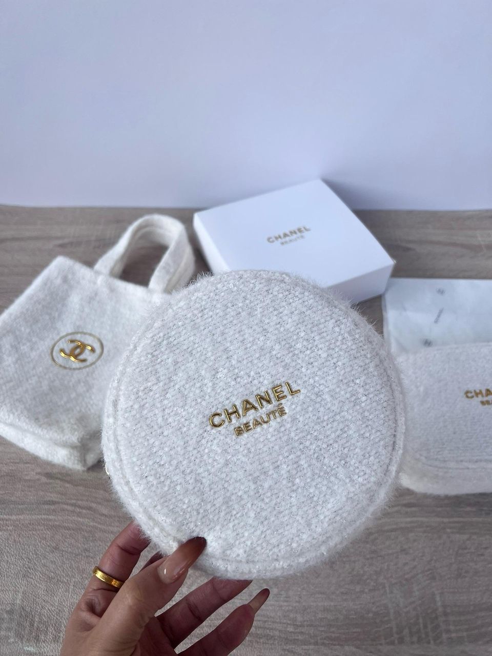 Chanel ❄毛绒圆饼化妆包 1