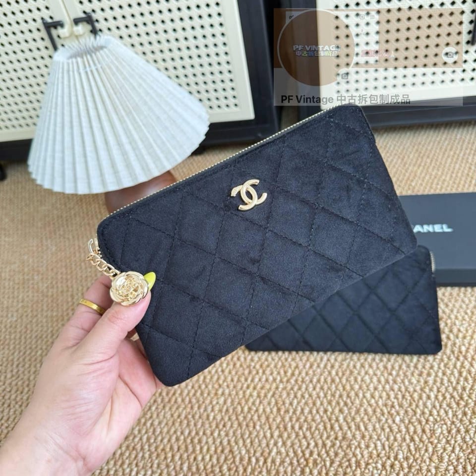 Chanel 山茶花吊饰黑丝绒手拿包 1